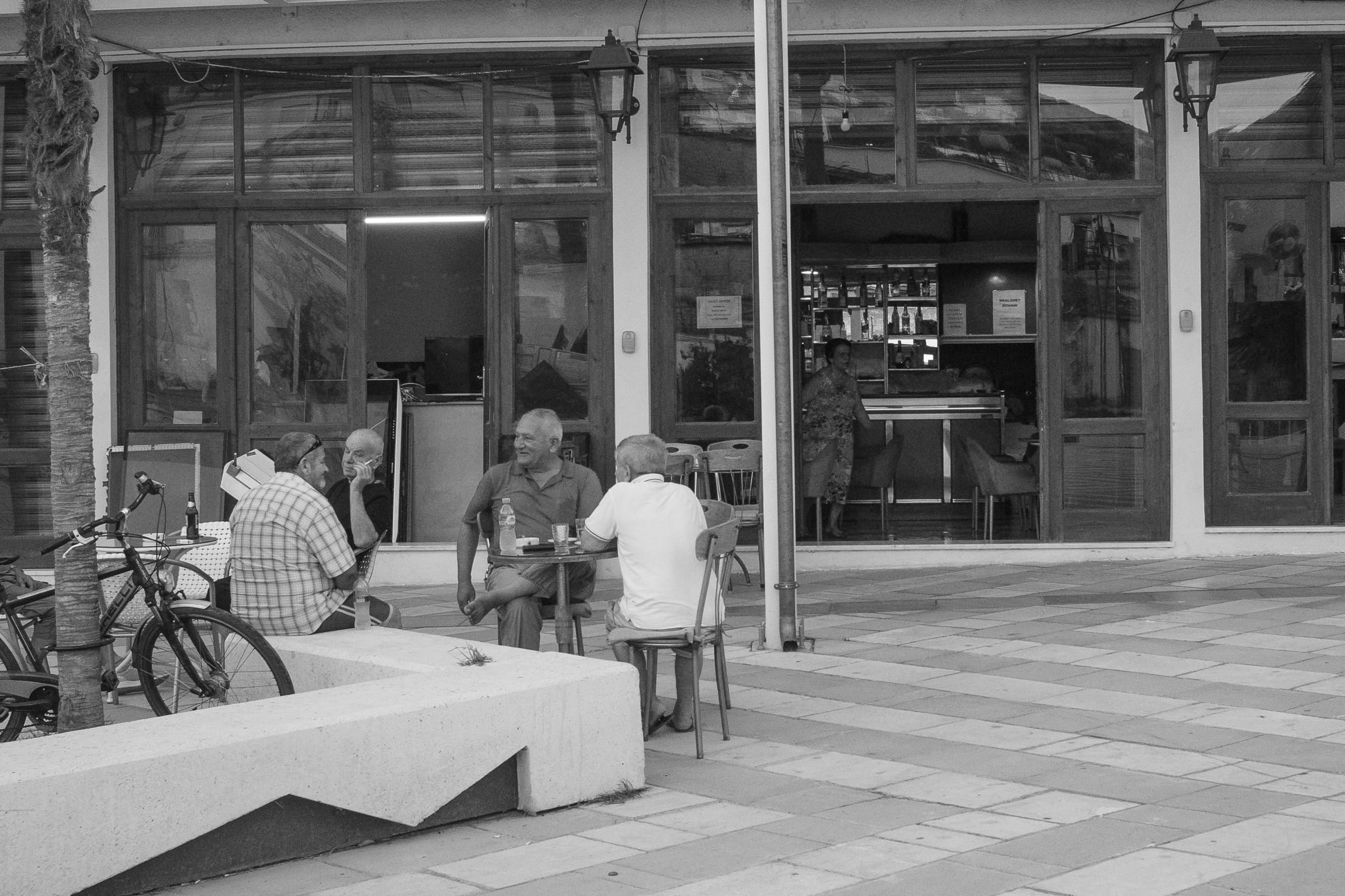 Männer in einem Kaffee in Vlore Albanien