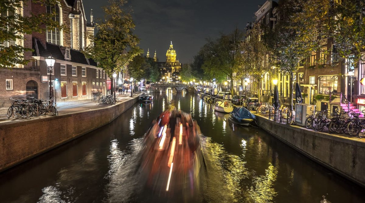 Amsterdams Grachten in der Nacht