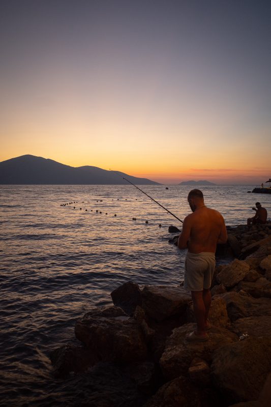 Fischer im Sonnenuntergang, Albanien 2024