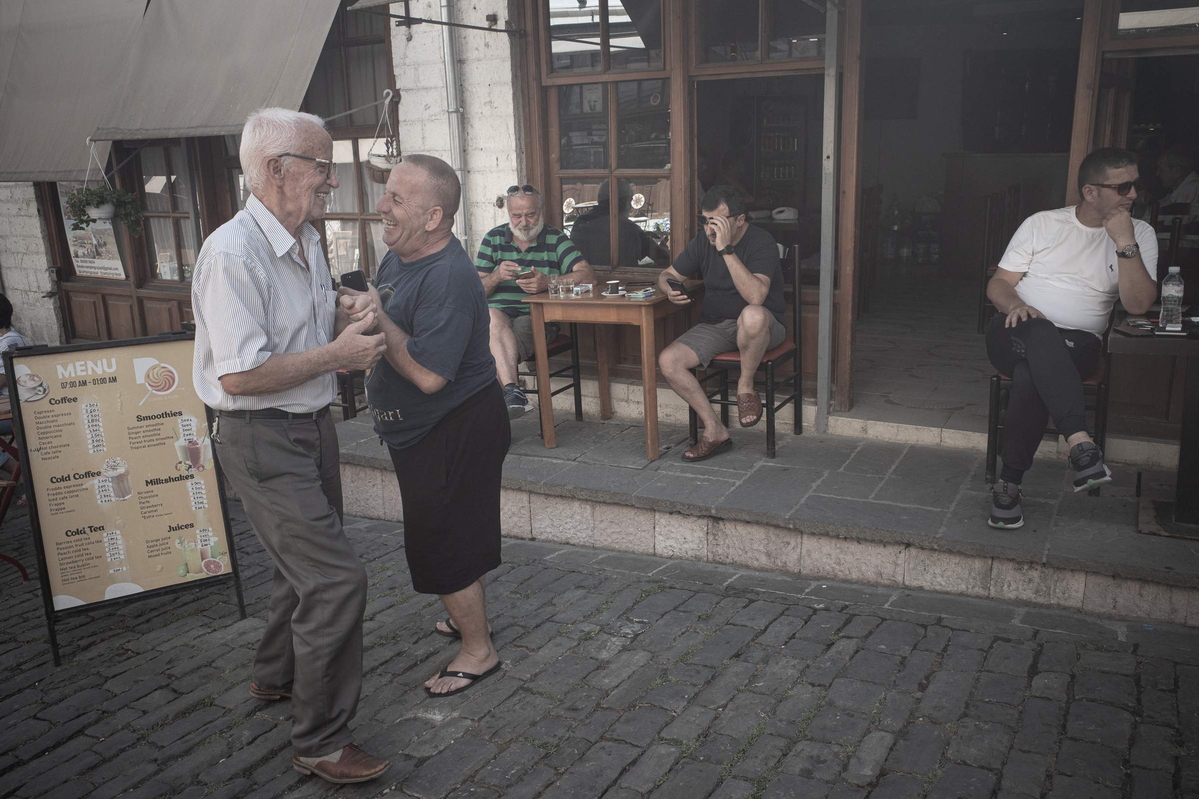 Lachende Männer in Gjirokastar, Albanien