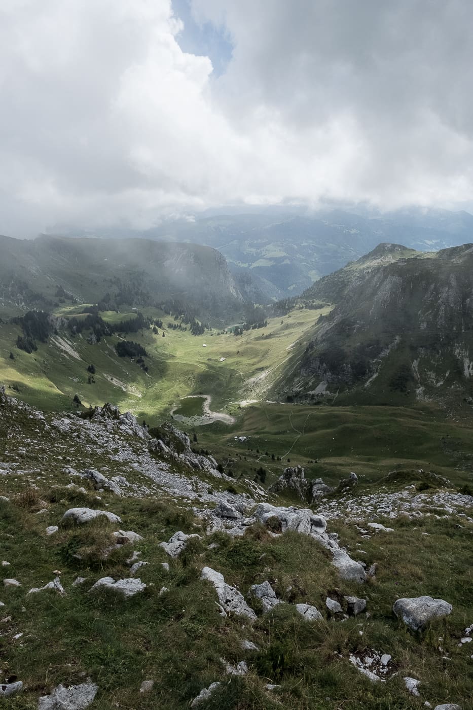 Mystischer Ausblick auf die Freiburger Berge