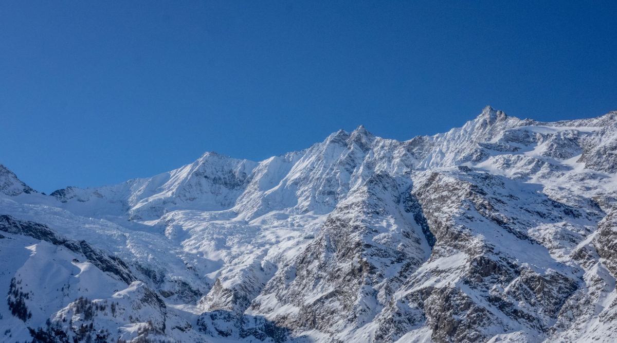 Saas-Fee und die umliegenden Berggipfeln