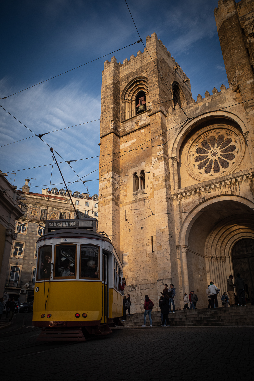 Tram vor der Kathedrale in Lissabon