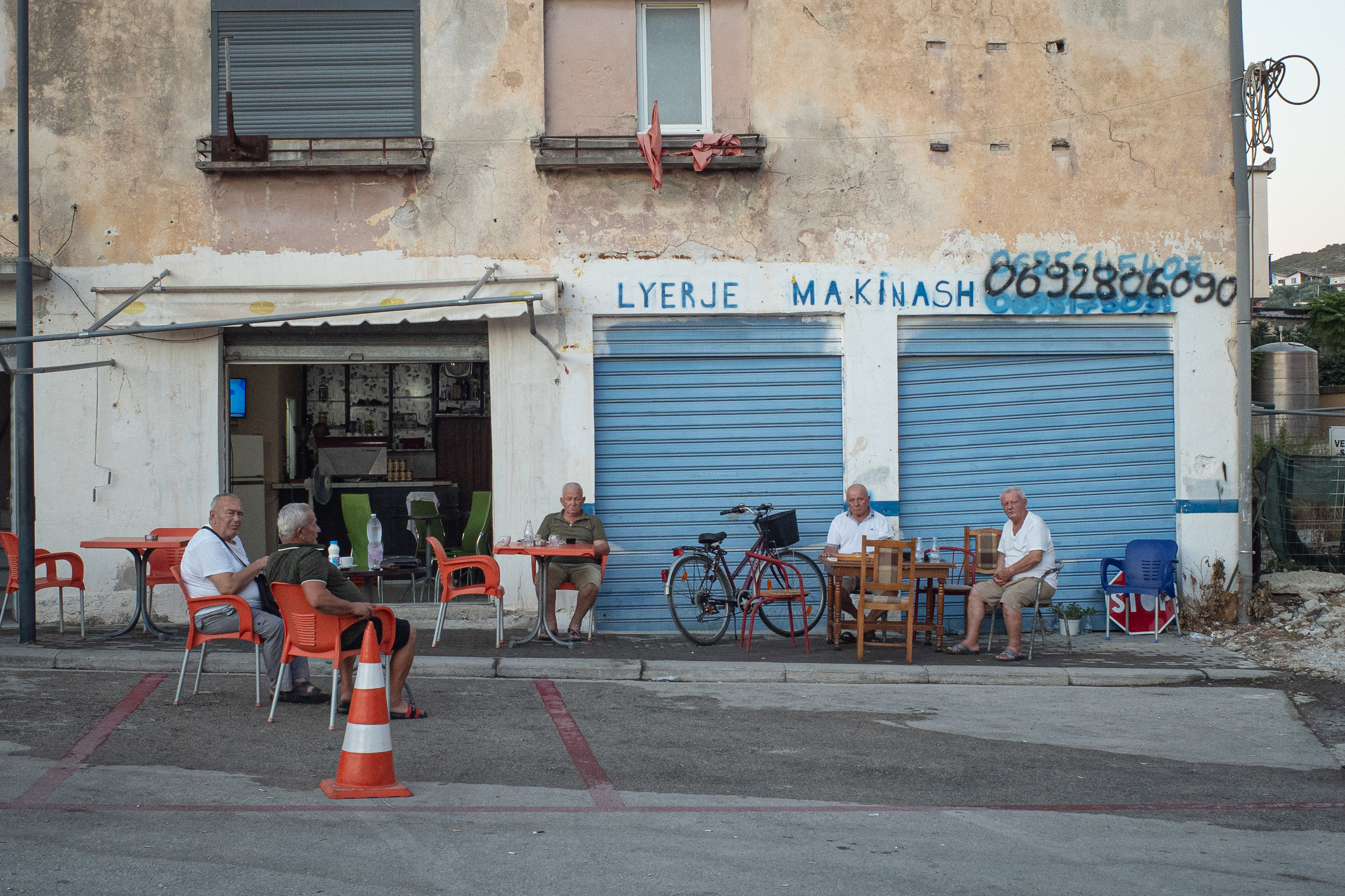 Männerrunde in Vlore Albanien